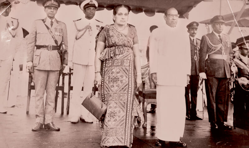 සිලෝන් ශ්‍රී ලංකා ජනරජය ලෙස නම වෙනස් කරයි.